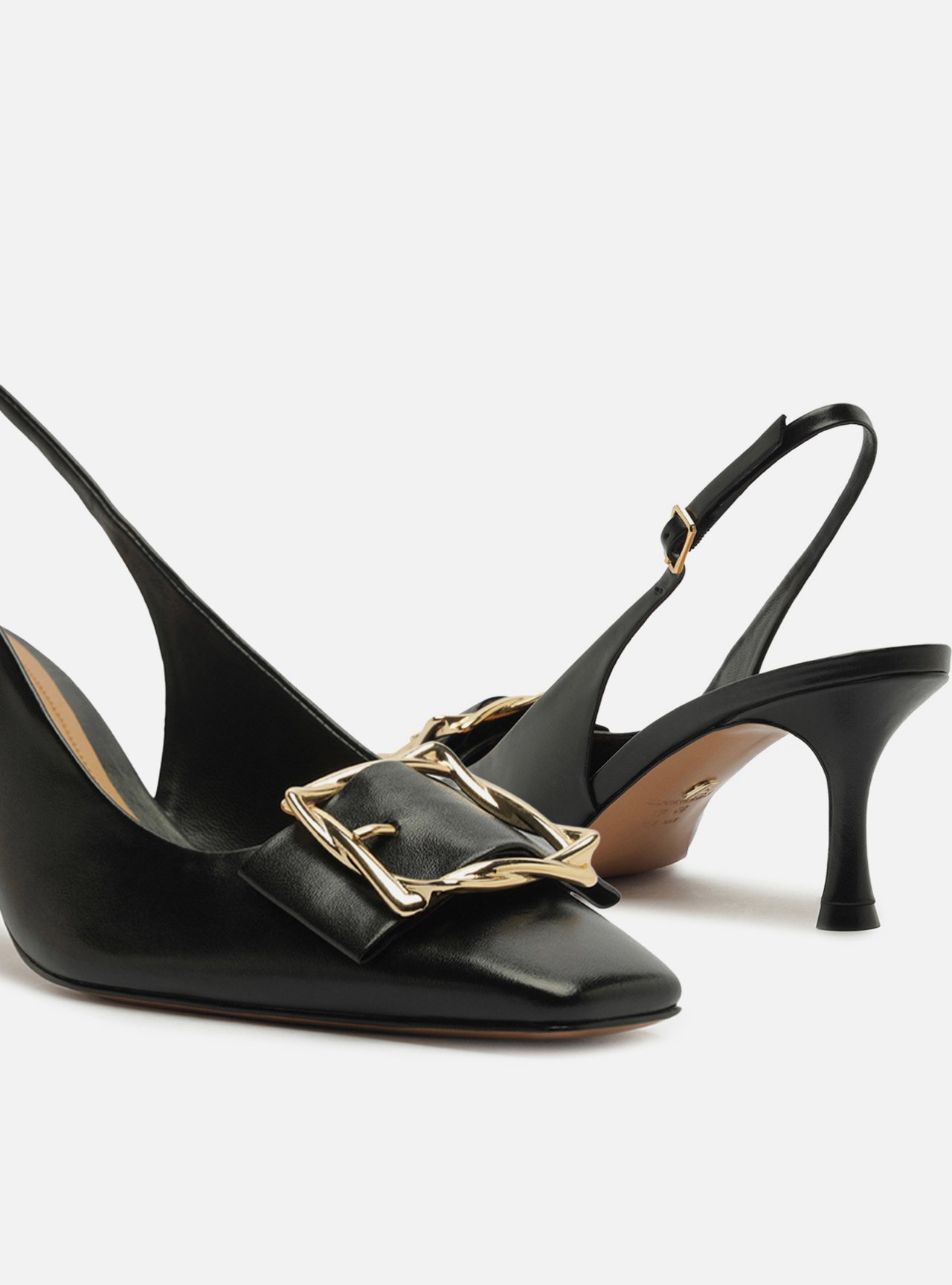 Scarpin Preto Couro Slingback Salto Médio Fivela — foto 4