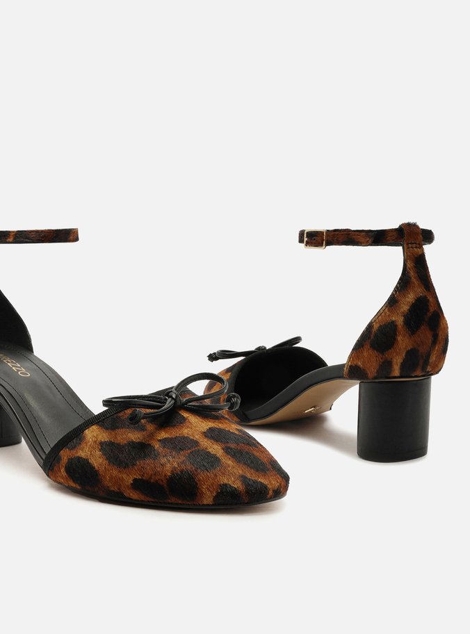 Scarpin Animal Print Salto Bloco Aberto Tachas