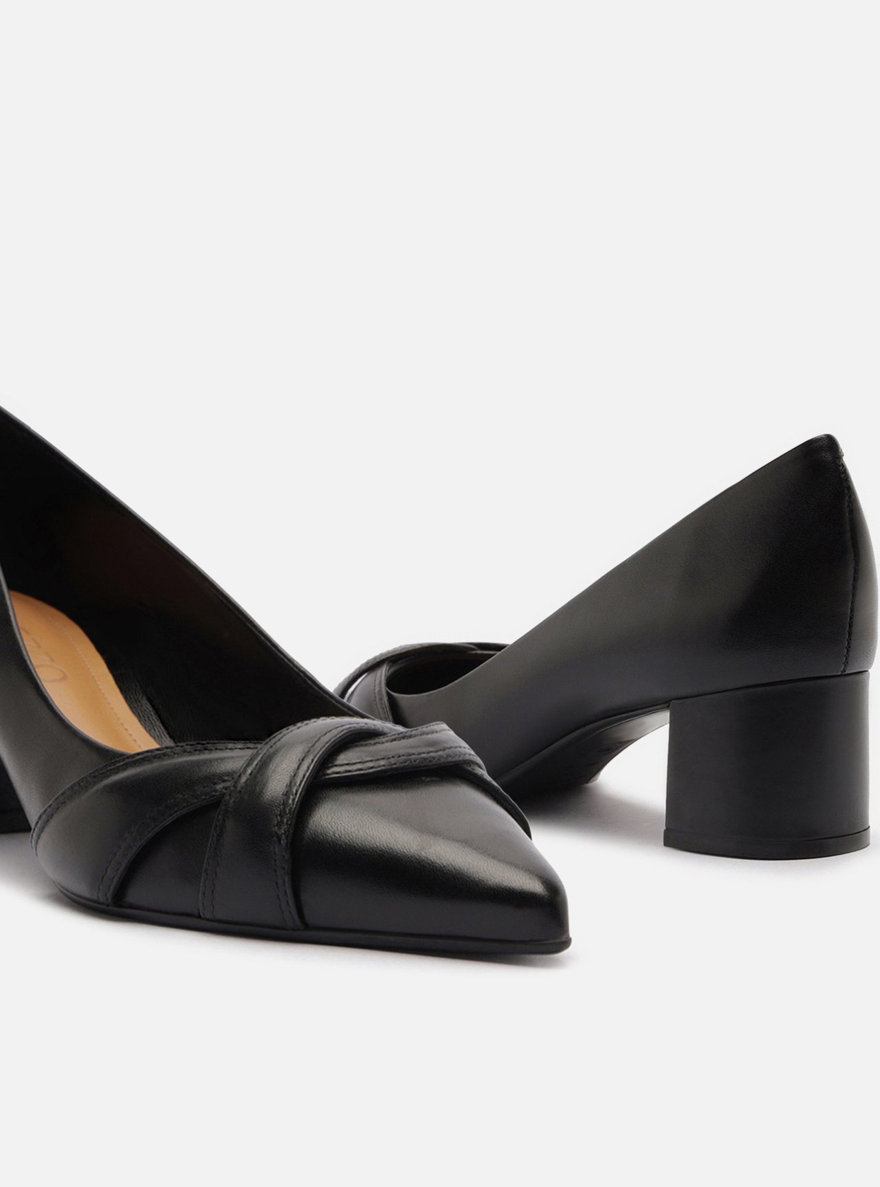 Scarpin Preto Couro Salto Bloco Baixo Tiras — foto 4