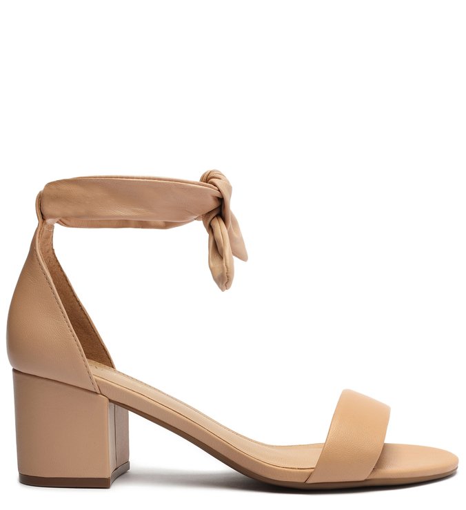 Compre Sandália Isabelli Verniz Salto Médio Preta Arezzo Online