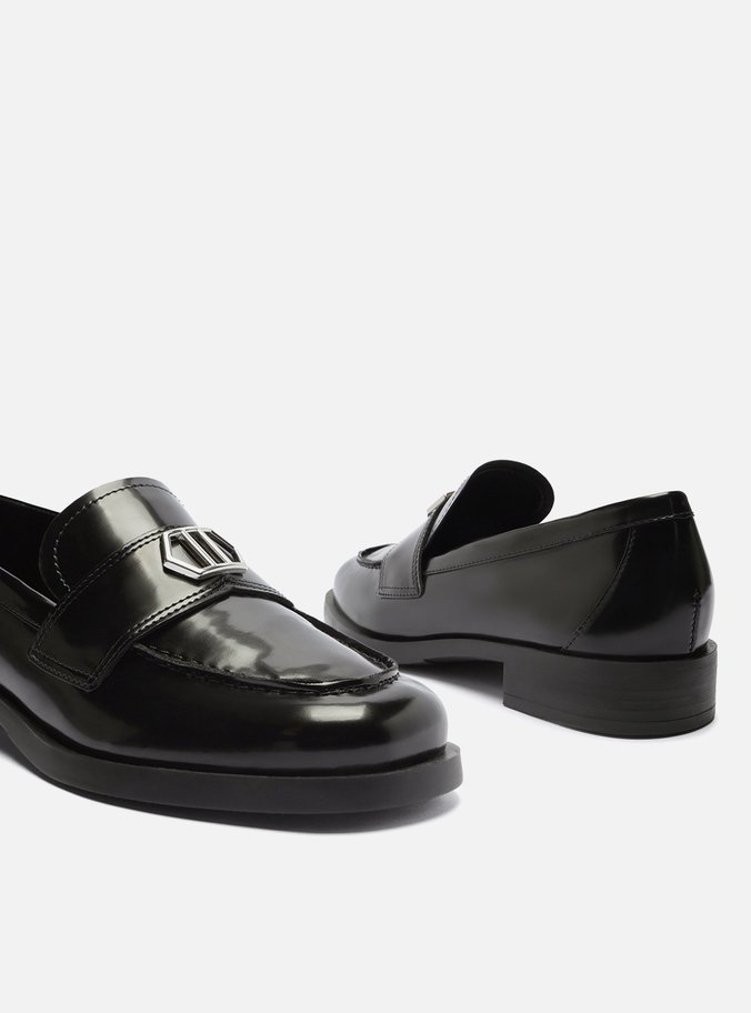 Mocassim Preto Bico Redondo Tira Metal