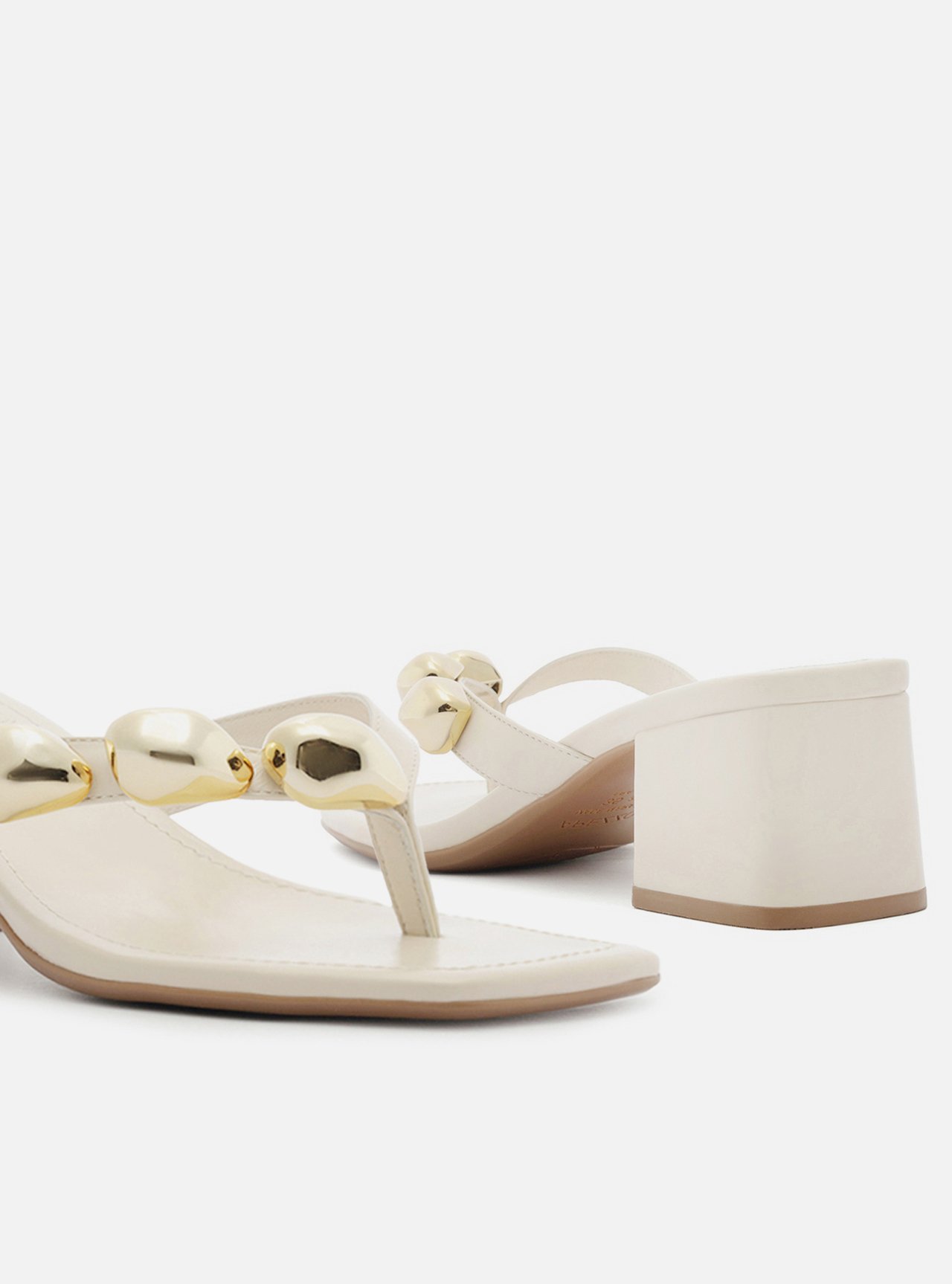Tamanco Off-White Couro Salto Bloco Tiras Metais — foto 4