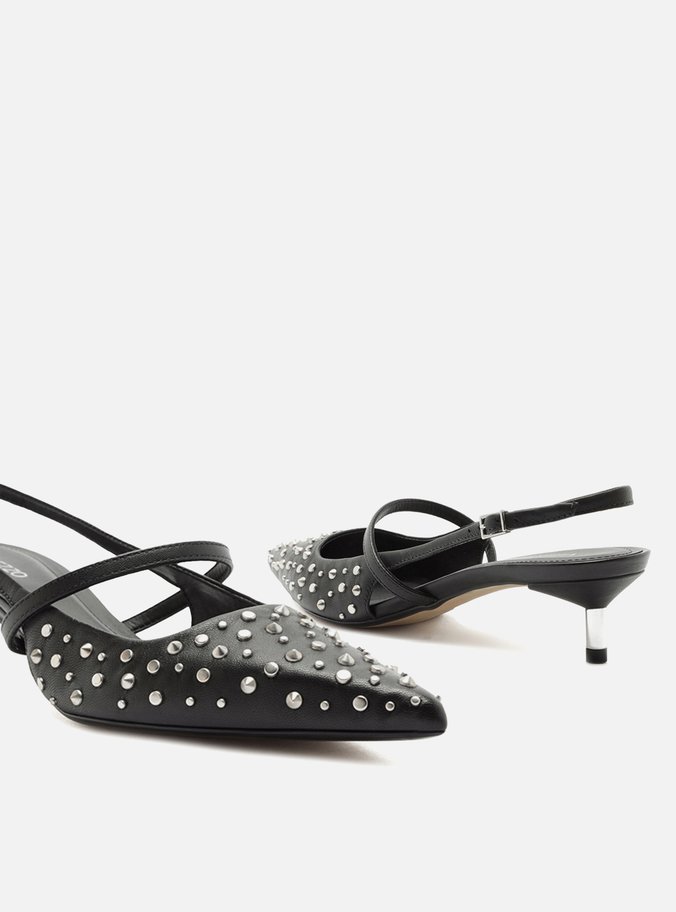 Scarpin Preto Couro Salto Kitten Slingback Tachas