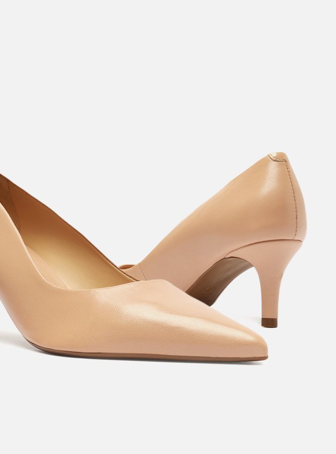 Scarpin Bege Couro Salto Baixo Fino Bico Fino