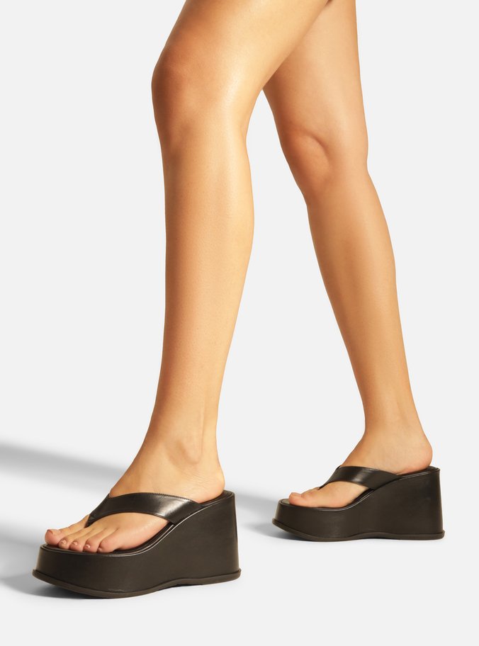 Tamanco Preto Couro Plataforma Thong