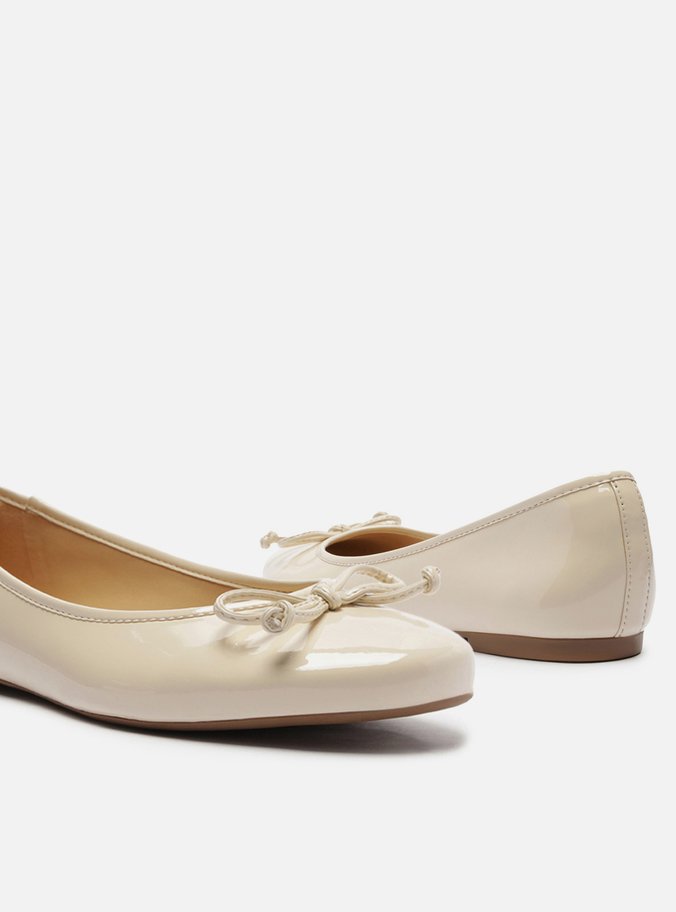 Sapatilha Off-White Verniz Bico Redondo Básica