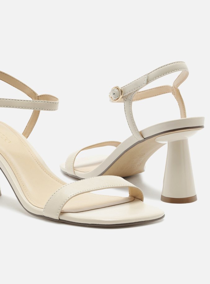 Sandália Off-White Salto Geométrico