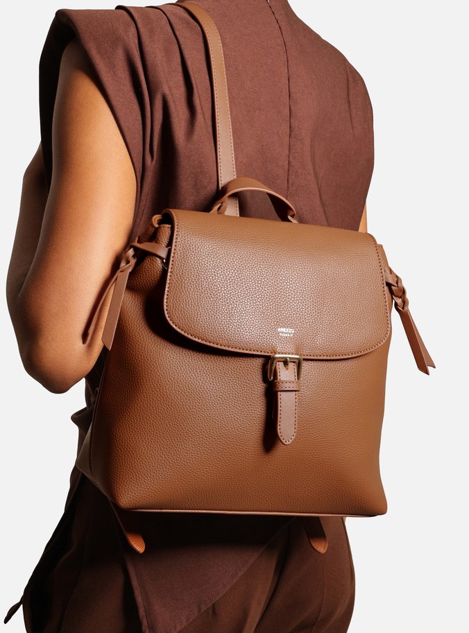 Bolsa Mochila Marrom Fivela Dourada