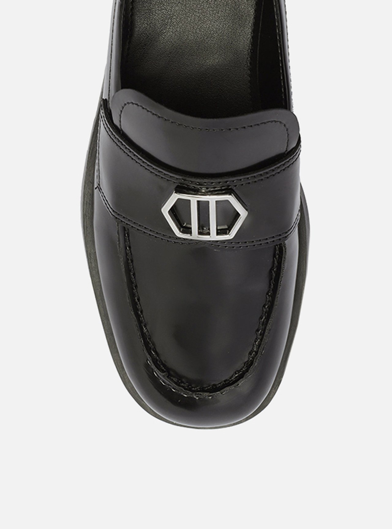 Mocassim Preto Bico Redondo Tira Metal — foto 5