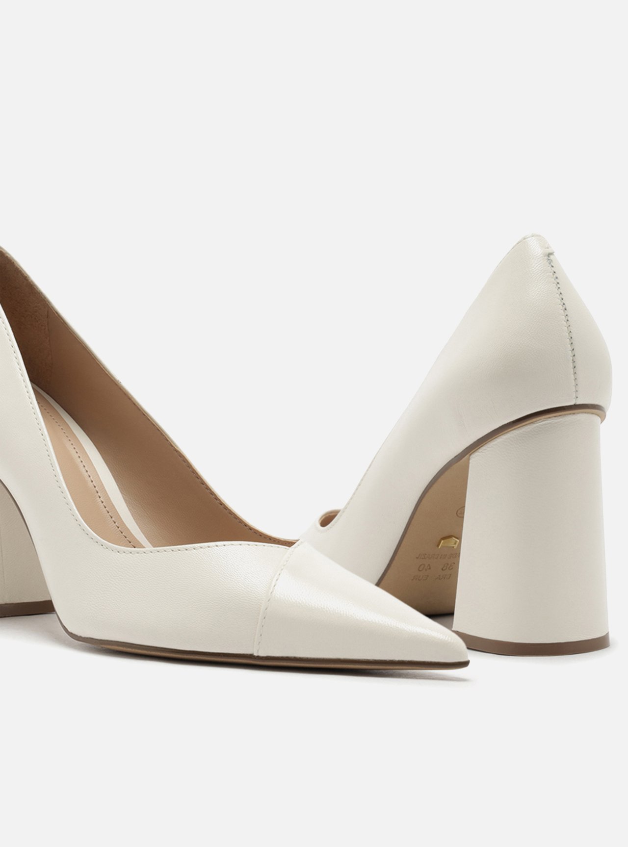 Scarpin Off White Couro Salto Bloco Laqueado — foto 4