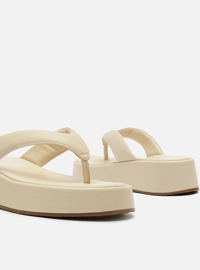 Sandália Off-White Tiras Salto Médio