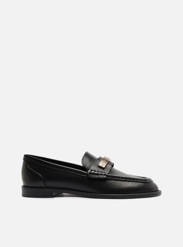 Arezzo — Mocassim Preto Couro Bico Redondo Metais