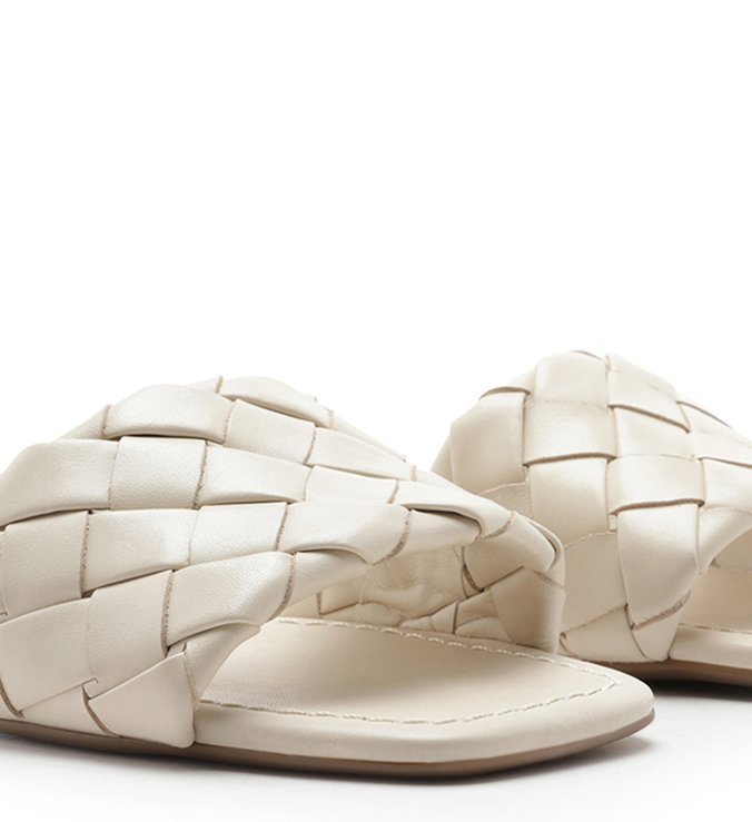 Sandália Rasteira Couro Tressê Bico Quadrado Off-White