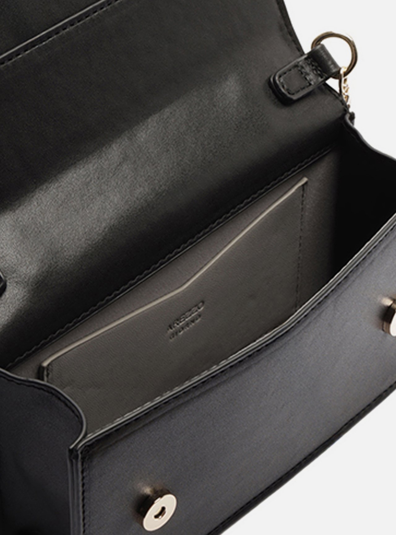 Bolsa Tiracolo Preta Pequena Corrente Metal — foto 4