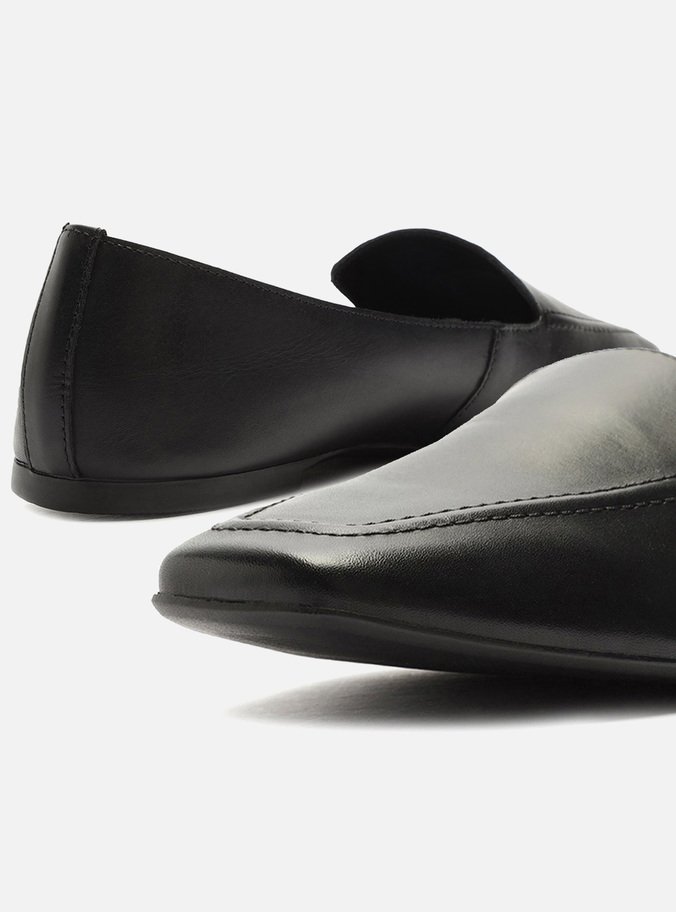 Mocassim Preto Couro Bico Quadrado Costuras 