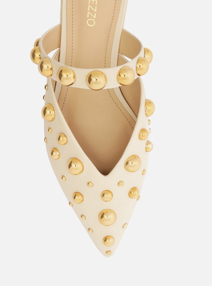 Mule Off-White Couro Fechada Tachas