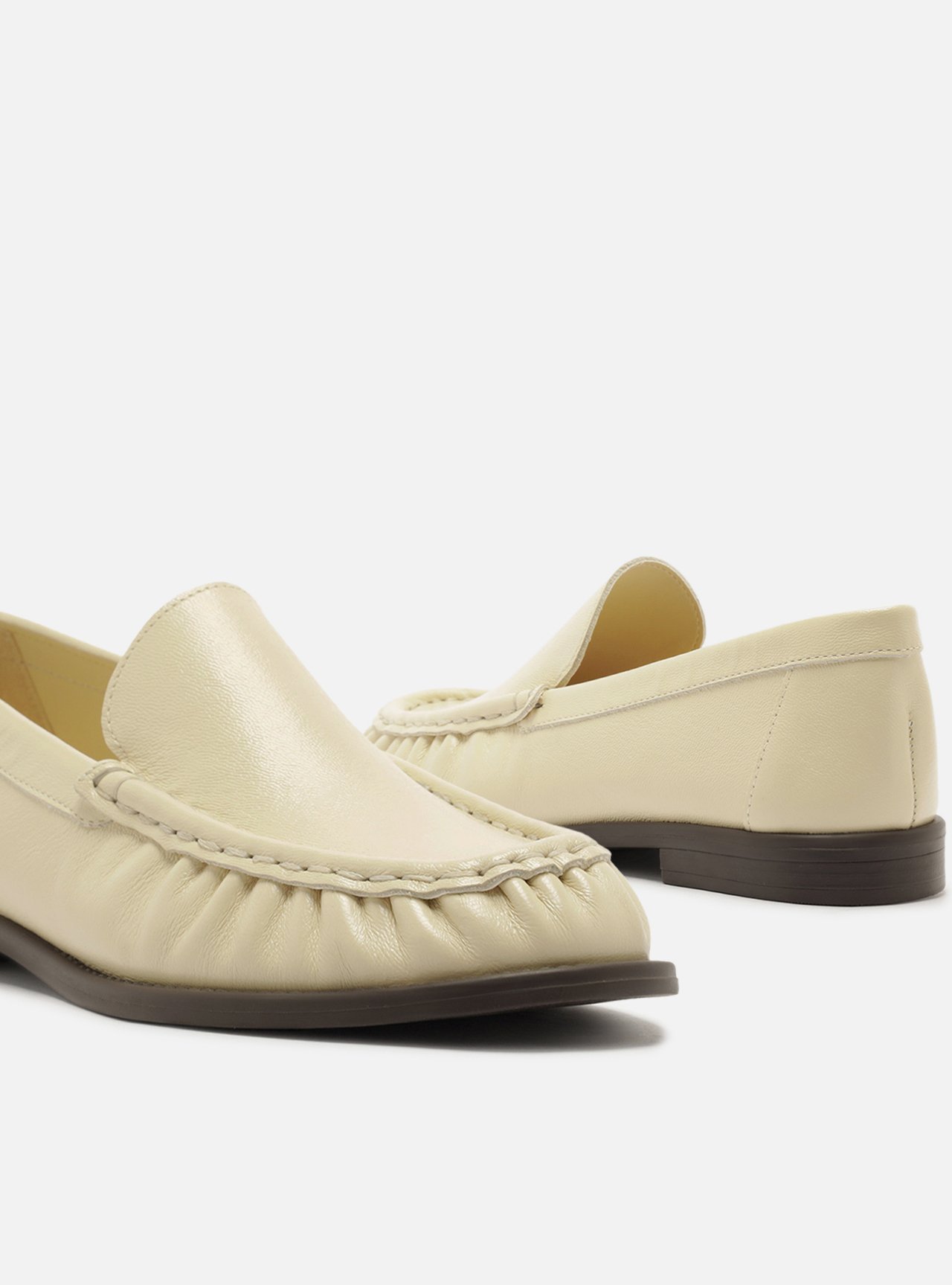 Mocassim Off White Couro Bico Redondo Costura — foto 4
