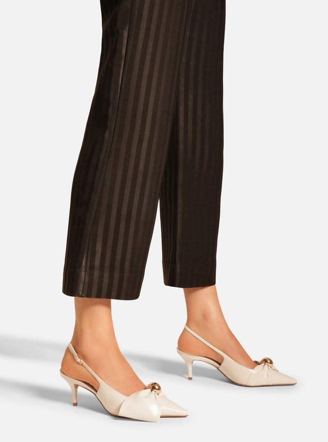 Scarpin Branco Couro Slingback Laço Metal