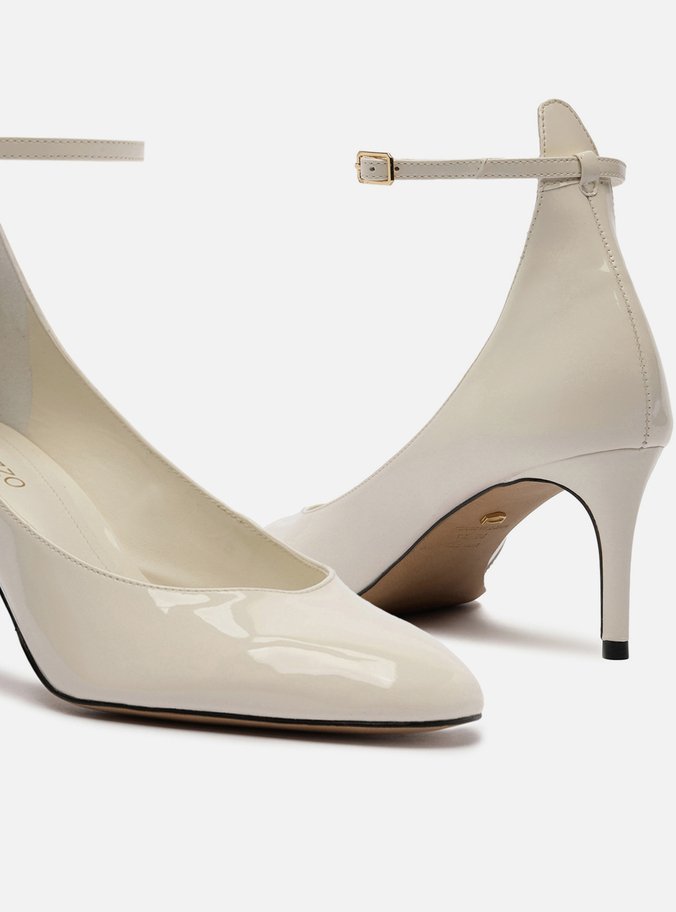 Scarpin Branco Verniz Salto Baixo Fino Tira