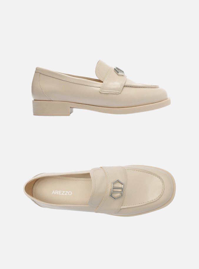 Mocassim Nude Bico Redondo Tira Metal