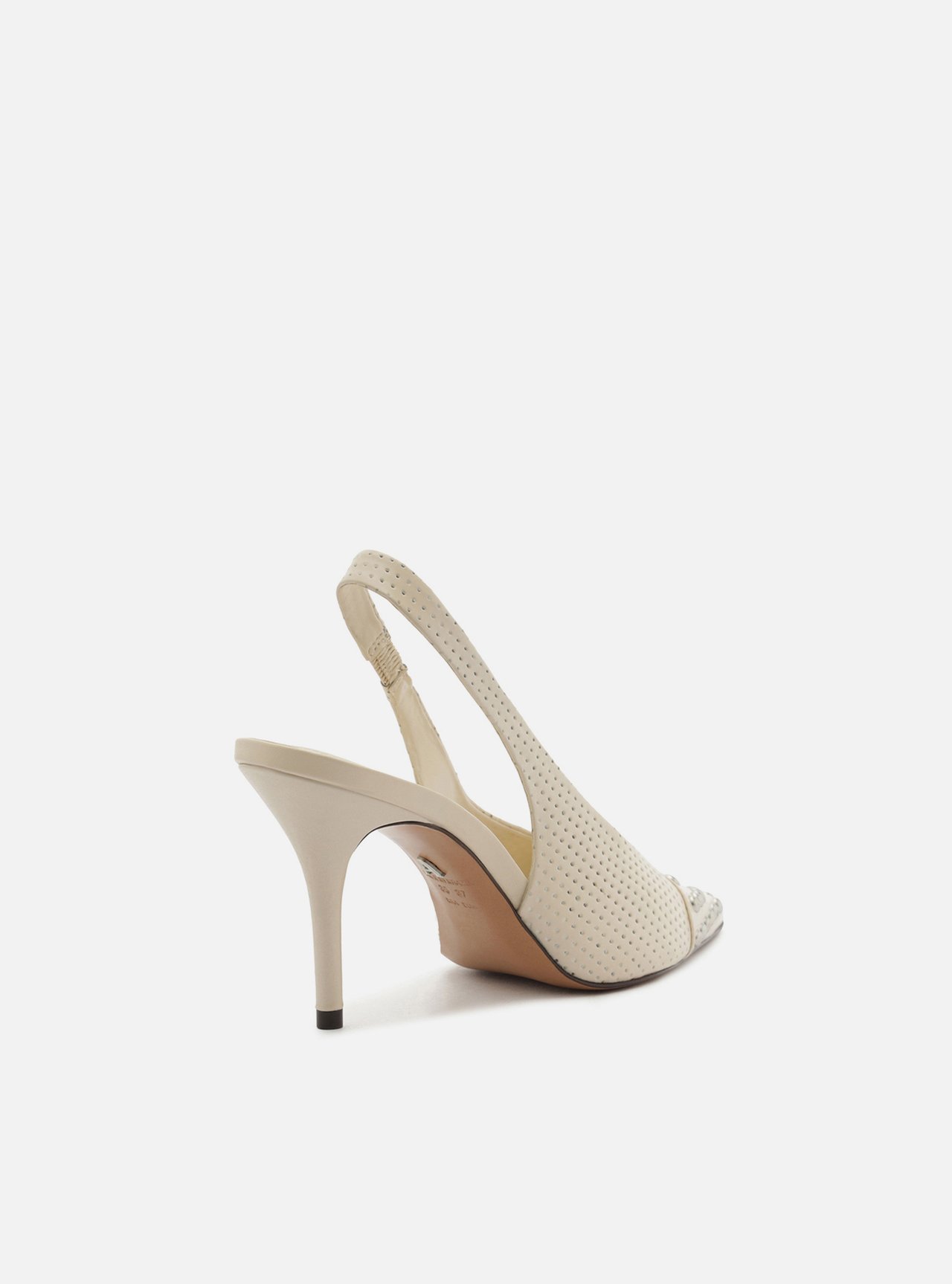 Scarpin Off-White Couro Salto Médio Tachas — foto 3