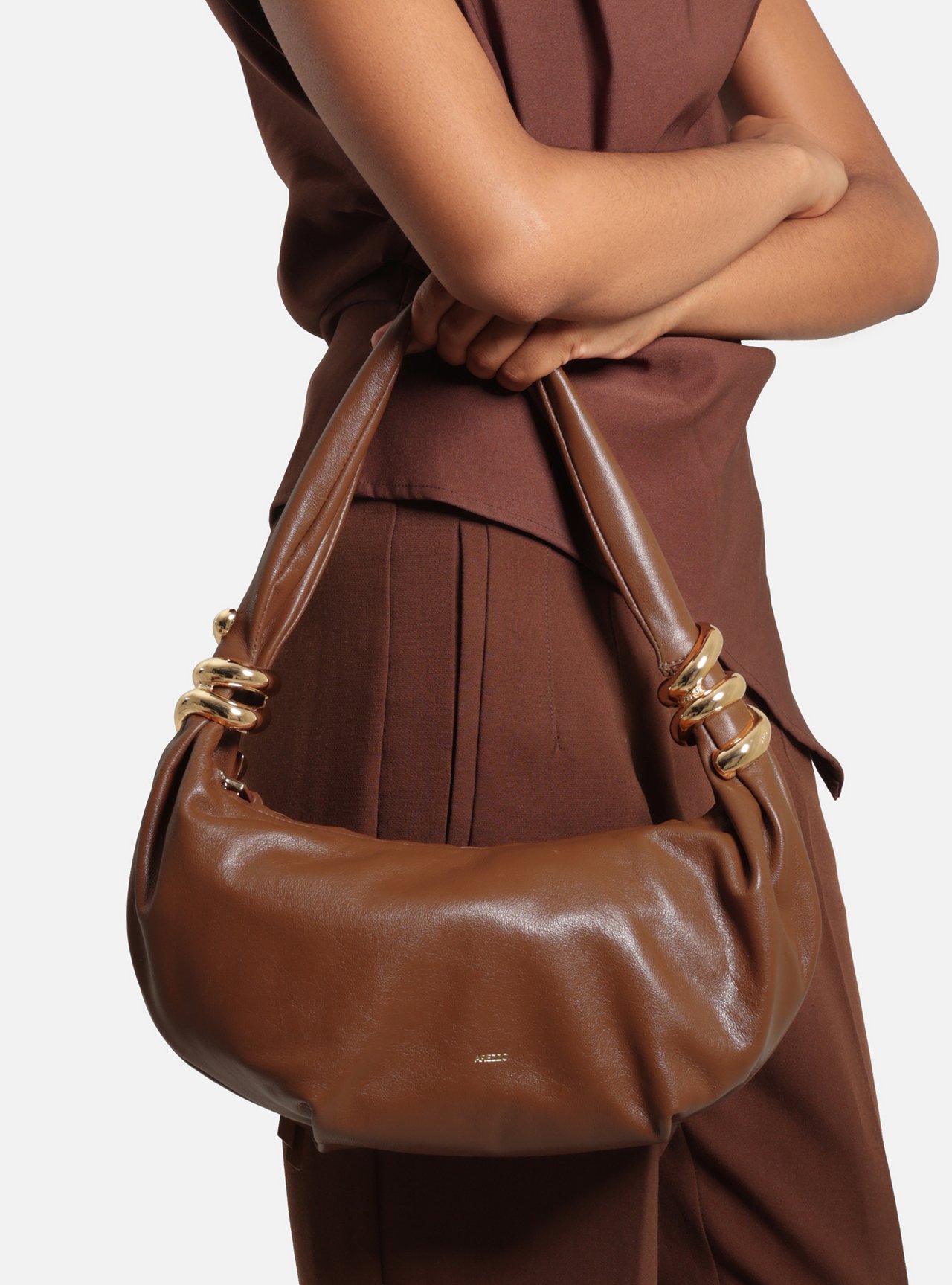 Bolsa Hobo Marrom Couro Média Argolas Douradas — foto 6