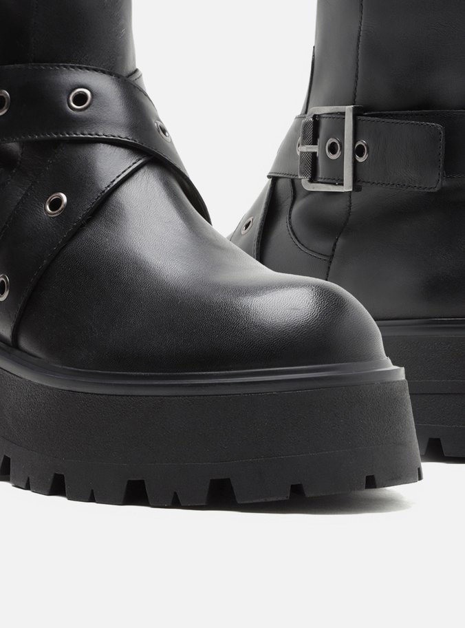 Bota Preta Couro Cano Médio Tratorada Fivela