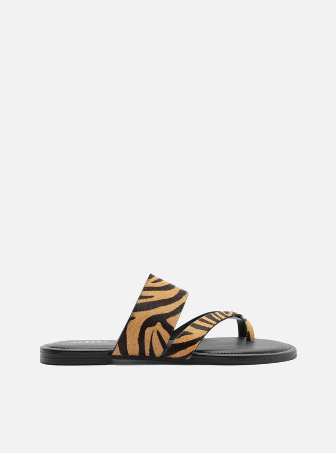 Sandália Rasteira Animal Print Pelo Tira Dedo