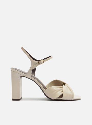 Arezzo — Sandália Off White Couro Salto Bloco Nó
