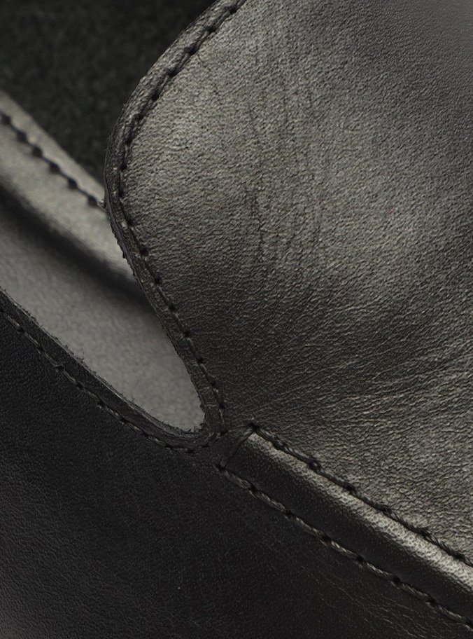 Mocassim Preto Couro Bico Quadrado Costuras 