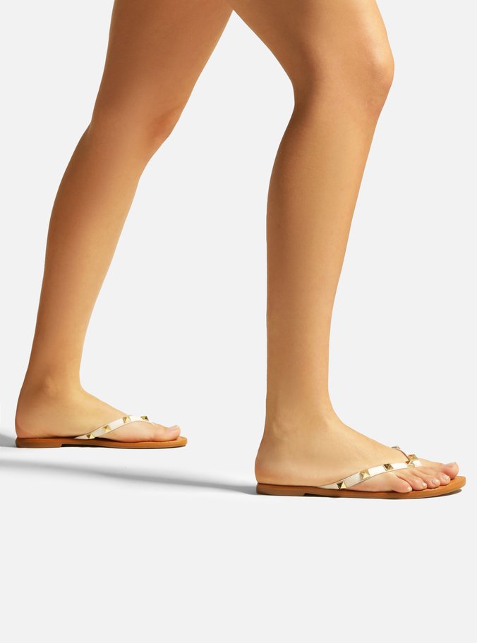 Sandália Rasteira Branca Tiras Spikes
