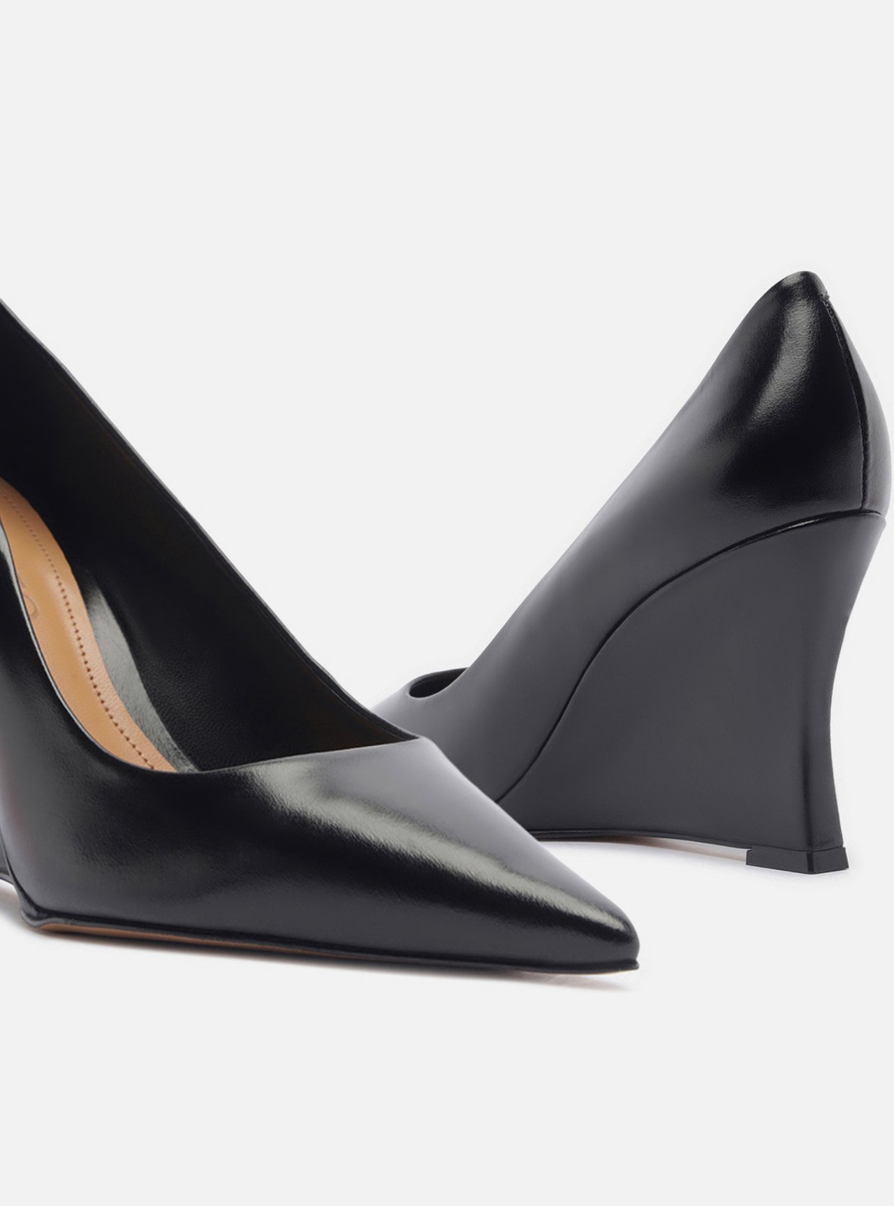 Scarpin Preto Couro Salto Anabela Bico Fino — foto 4