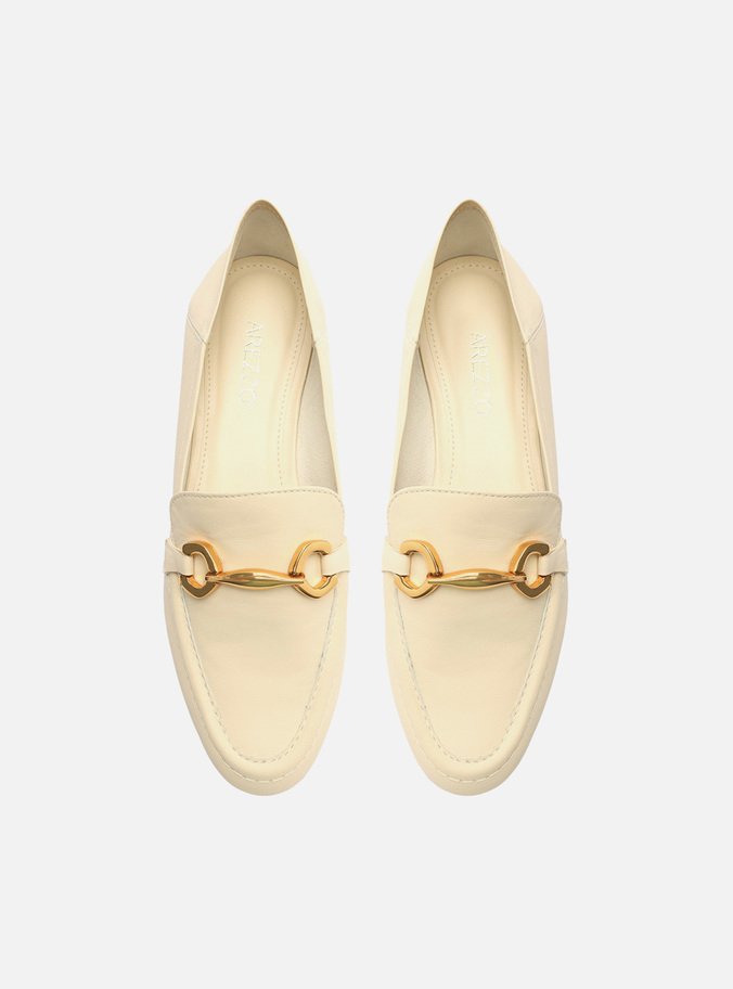 Mocassim Off-White Couro Bridão Metálico Luma