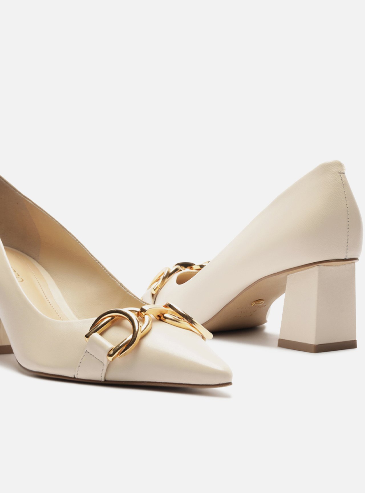 Scarpin Off White Couro Salto Bloco Metais — foto 4