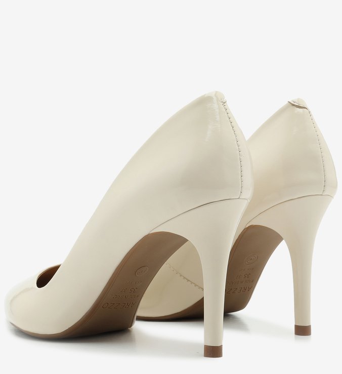 Scarpin Branco Verniz Salto Fino Bico Fino Off-White