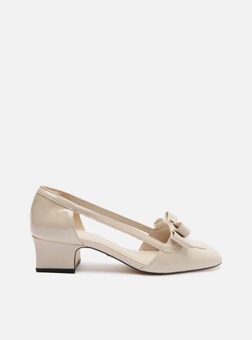 Scarpin Off-White Verniz Vazado Laço Medalha