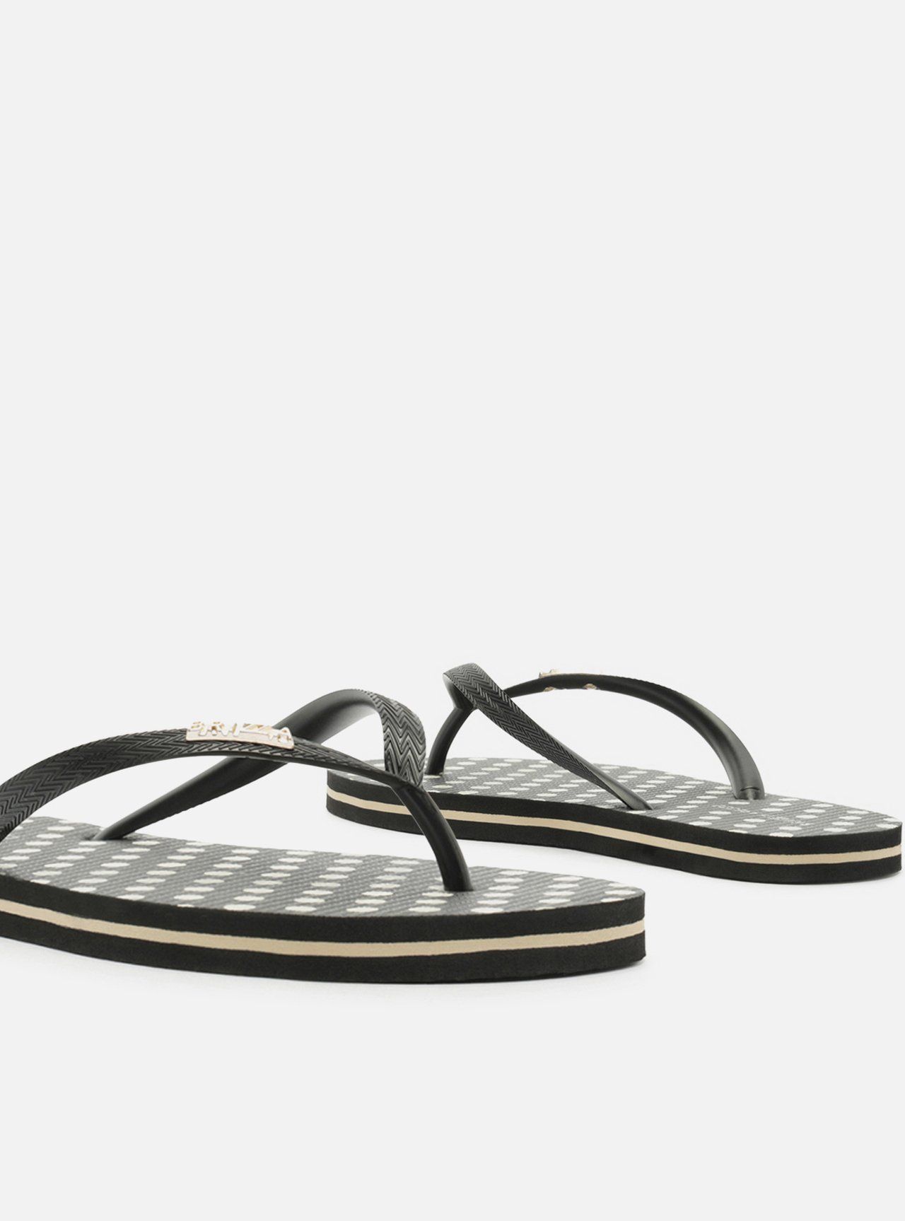 Chinelo de Dedo Preto Poá Brizza — foto 4