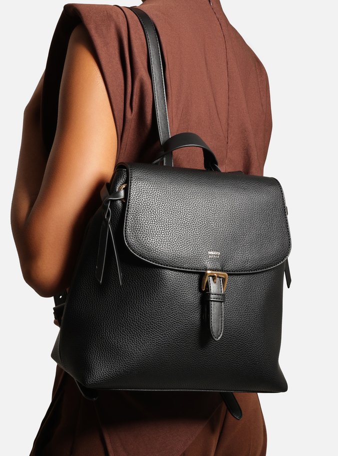 Bolsa Mochila Preta Fivela Dourada