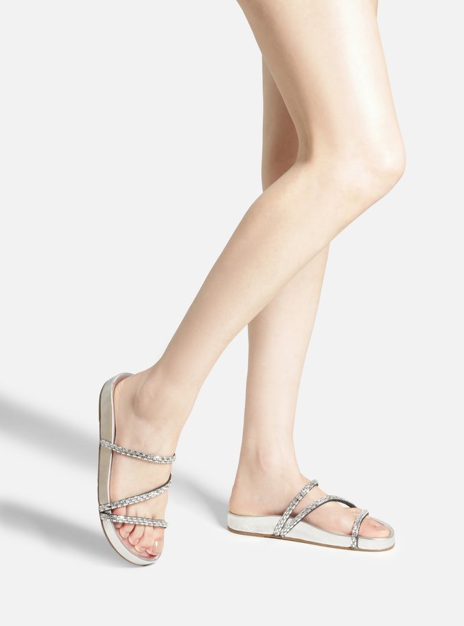 Sandália Rasteira Prata Tira Diagonal Pedrarias