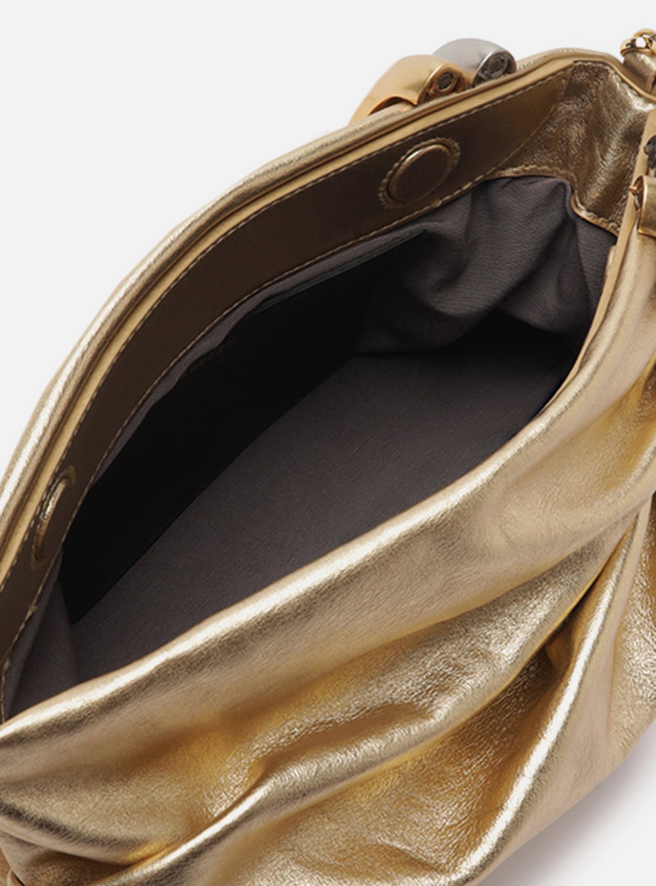 Bolsa Clutch Preta Couro Média Soft Metais — foto 4