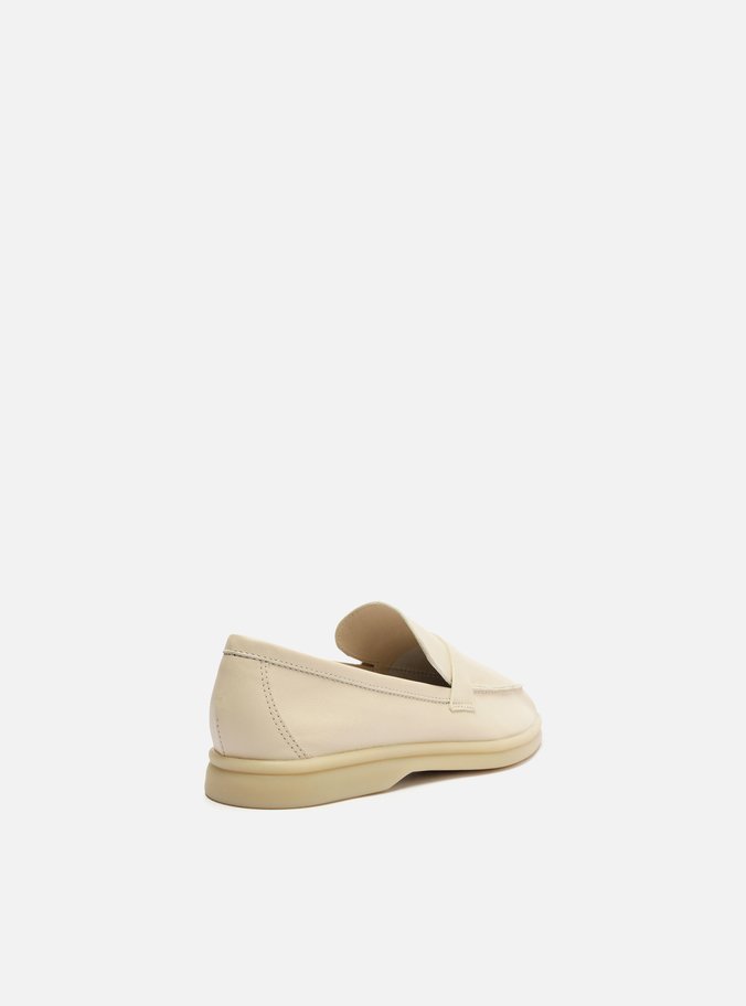 Mocassim Off-White Couro Tira Detalhe