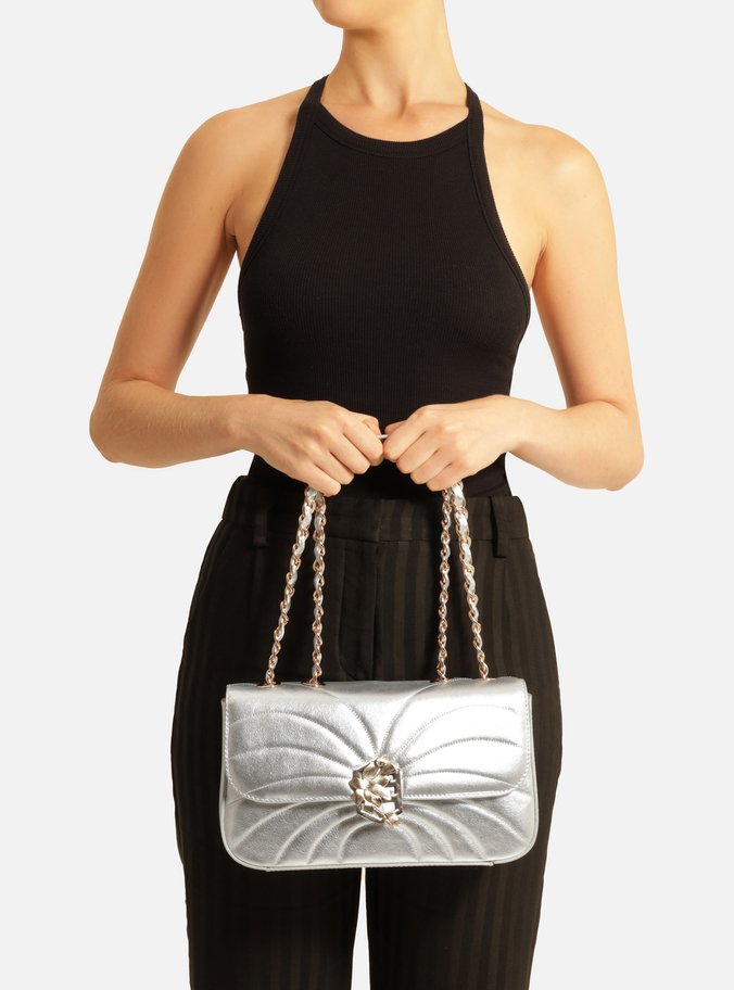 Bolsa Tiracolo Prata Couro Média Metal Flor