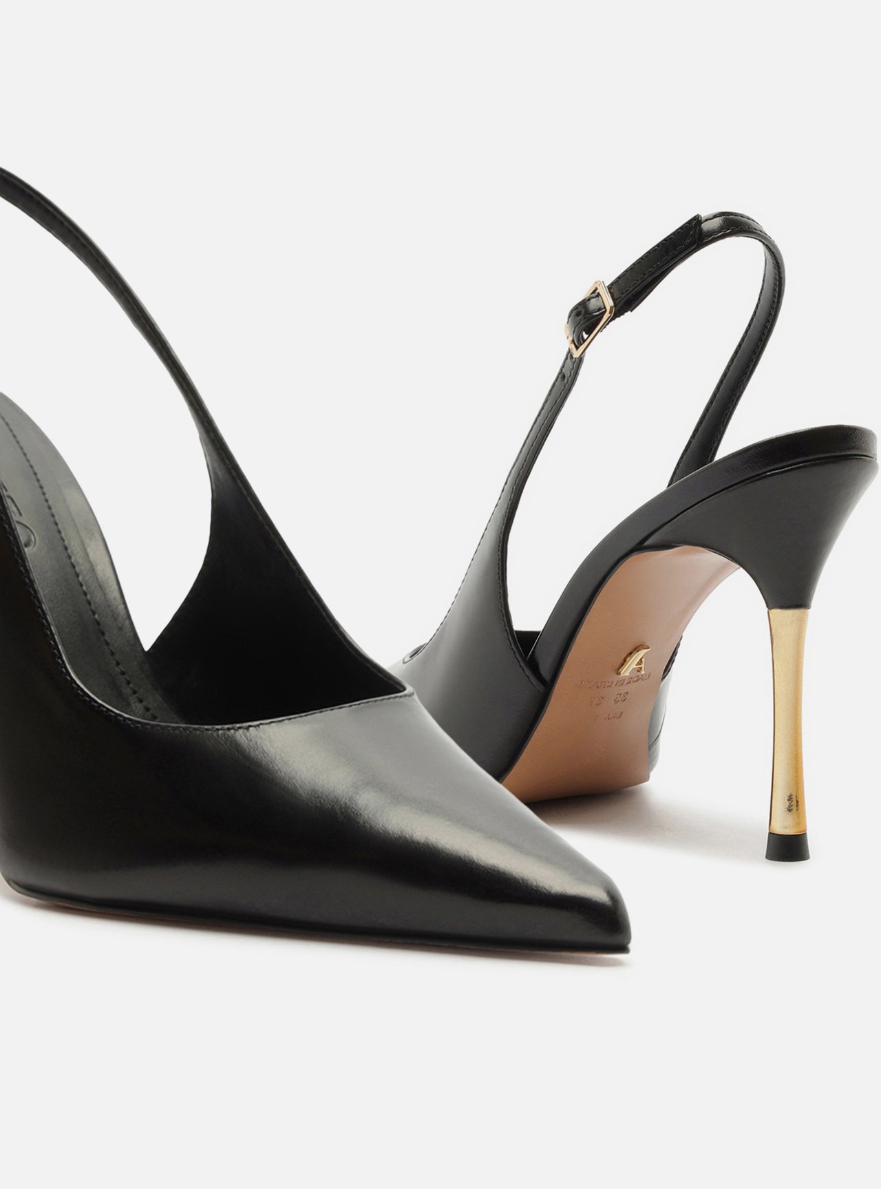 Scarpin Preto Couro Salto Fino Dourado — foto 4