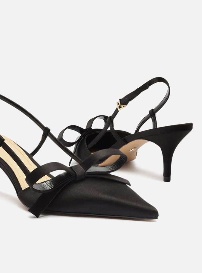 Scarpin Preto Cetim Bico Fino Slingback Laço