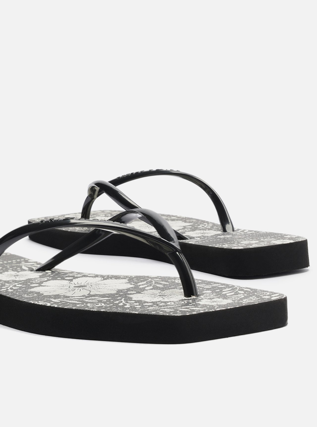 Chinelo de Dedo Preto Flat Brizza Estampa Flores — foto 4