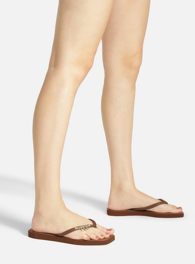 Chinelo de Dedo Marrom Recouro Square Pins