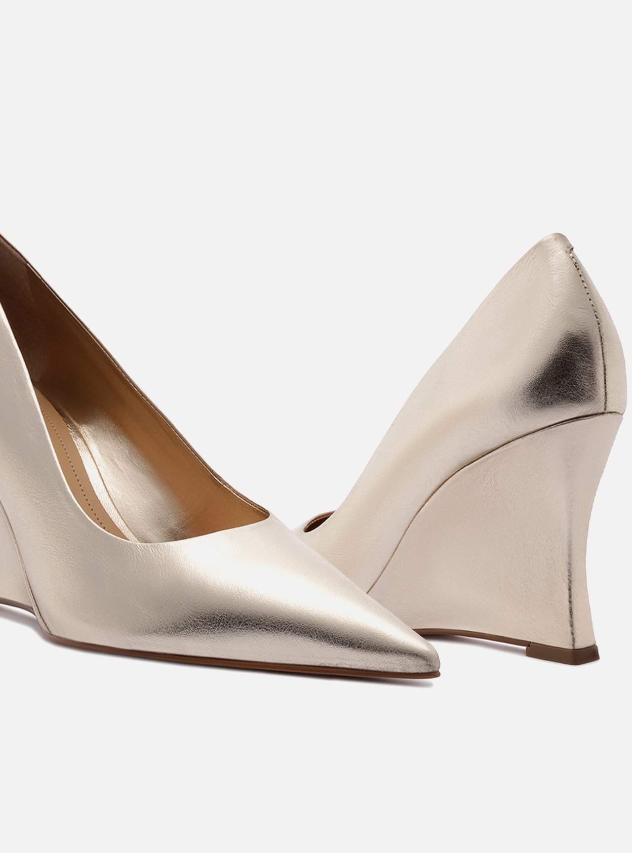 Scarpin Dourado Couro Salto Anabela Bico Fino — foto 4