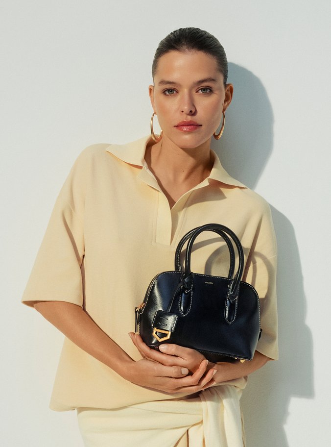 Bolsa Tiracolo Preta Couro Pequena Metais Dourados