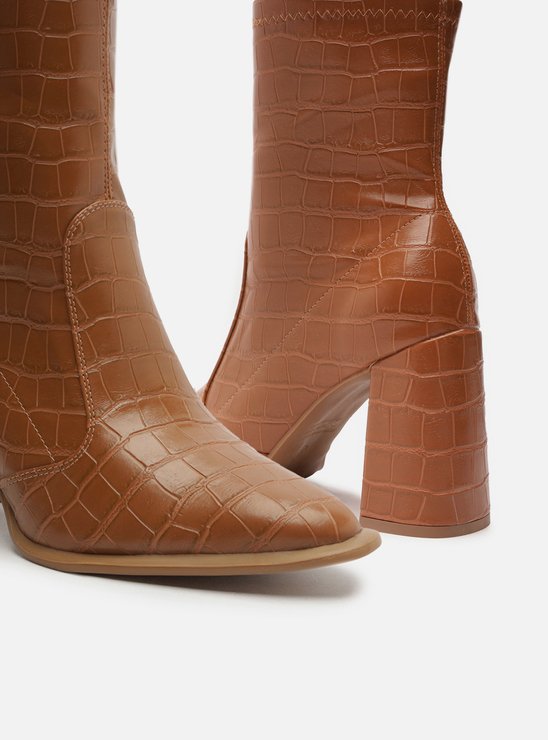 Bota Marrom Croco Cano Médio Salto Bloco