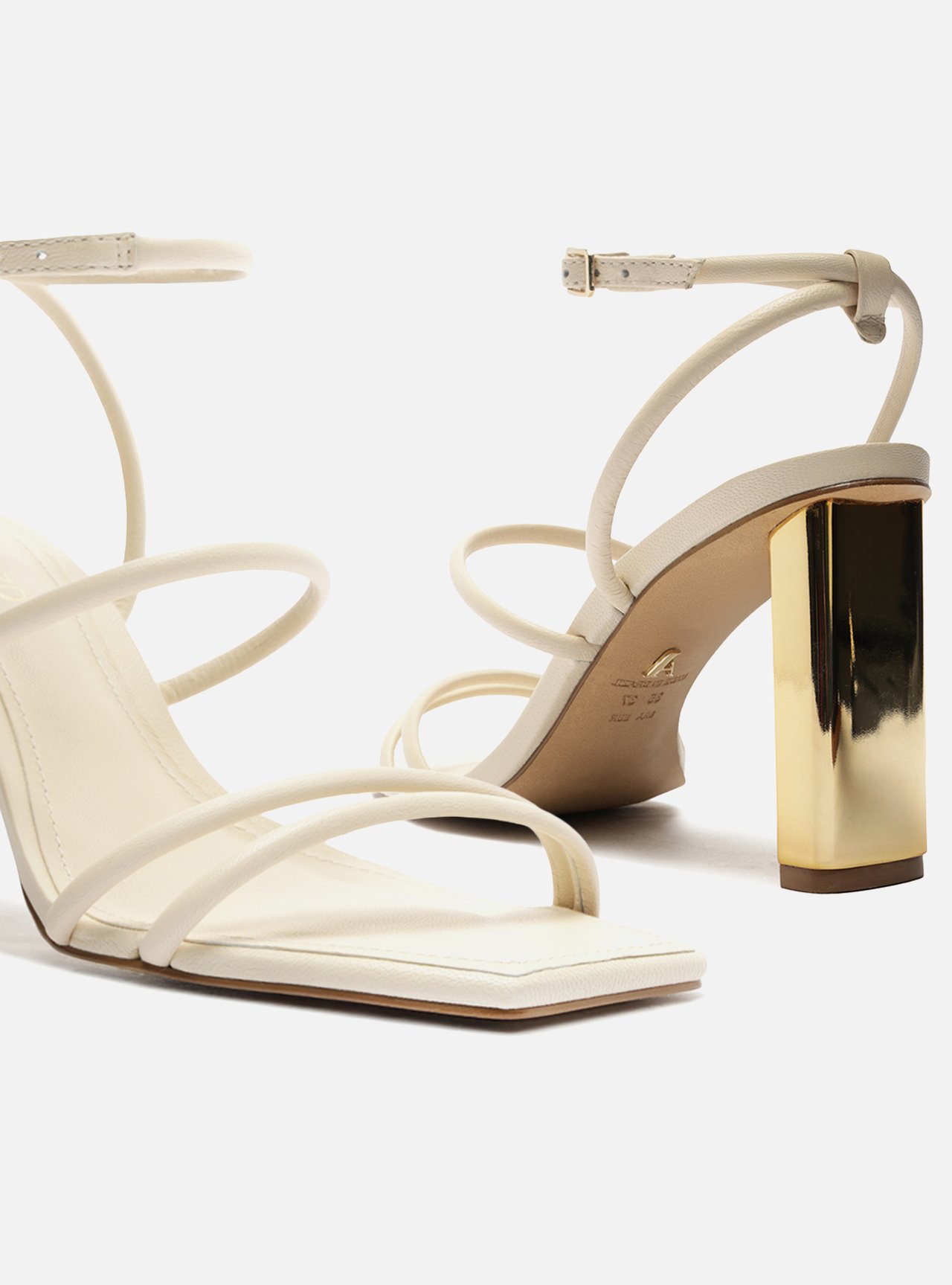 Sandália Off White Salto Bloco Fivela Tiras — foto 4